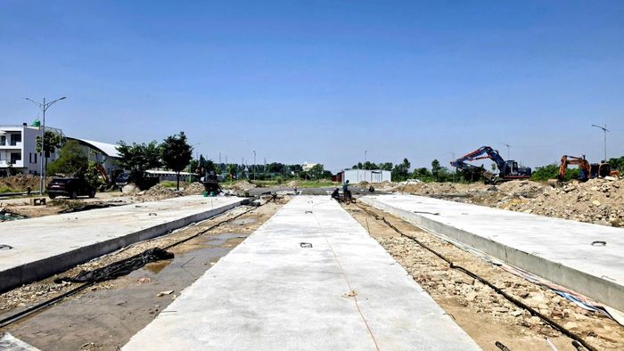 Để thực hiện di chuyển toàn bộ khối nhà nặng hàng trăm tấn, đơn vị thi công đã xây dựng đường băng bằng bê tông cốt thép dày từ 20 - 15cm. "Những vị trí đất nền yếu được lu lèn, sau đó đổ bê tông cốt thép, đường bằng được các kỹ sư tính toán có thể chịu được xe tăng nặng hàng chục tấn", ông Sơn thông tin.