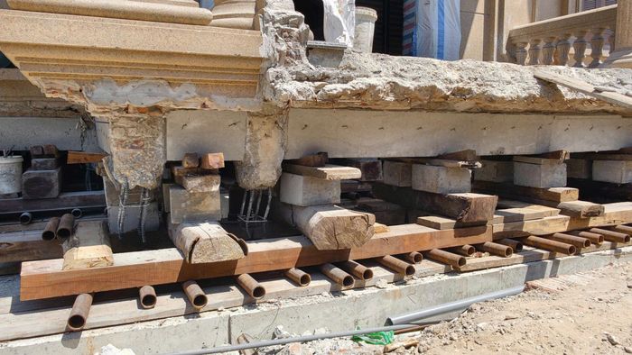 Những ngày đầu tháng 9, căn biệt thự bề thế 5 tầng tại khu đô thị phía nam phường Thuận Thành, tỉnh Bắc Ninh đang được chủ nhà thuê đơn vị chuẩn bị các công đoạn di chuyển sang vị trí mới để bàn giao mặt bằng cho dự án đường kết nối sân bay Gia Bình với Thủ đô Hà Nội.
