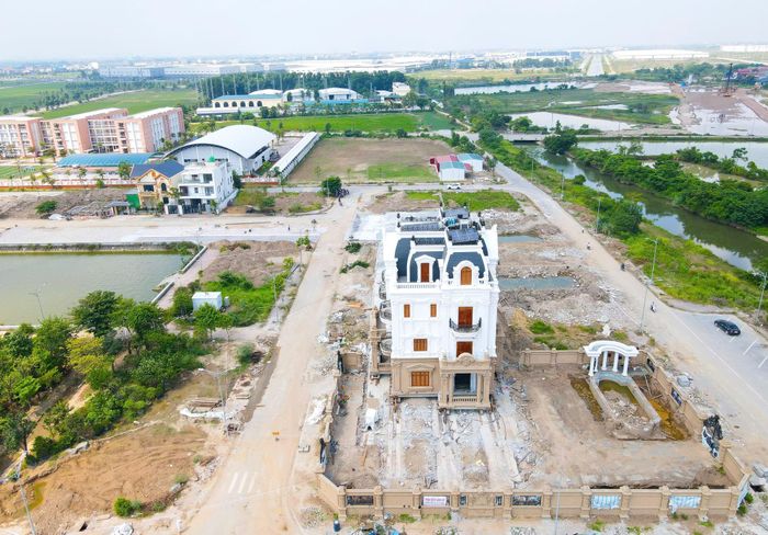 Trao đổi với PV Báo Xây dựng, đại diện phòng Kinh tế hạ tầng và Đô thị phường Thuận Thành cho biết, ngày 7/9, UBND phường Thuận Thành đã cấp giấy phép di dời công trình số 20/GPDDCT cho ông Nguyễn Công Sơn. Tòa biệt thự có 4 sàn (chiều cao gần 20m), mỗi sàn rộng 243m², tổng diện tích tòa nhà là gần 970m², nằm trên thửa đất số 13 và 14 tờ bản đồ địa chính số 101, diện tích 517m², tại khu đô thị phía nam phường Thuận Thành.