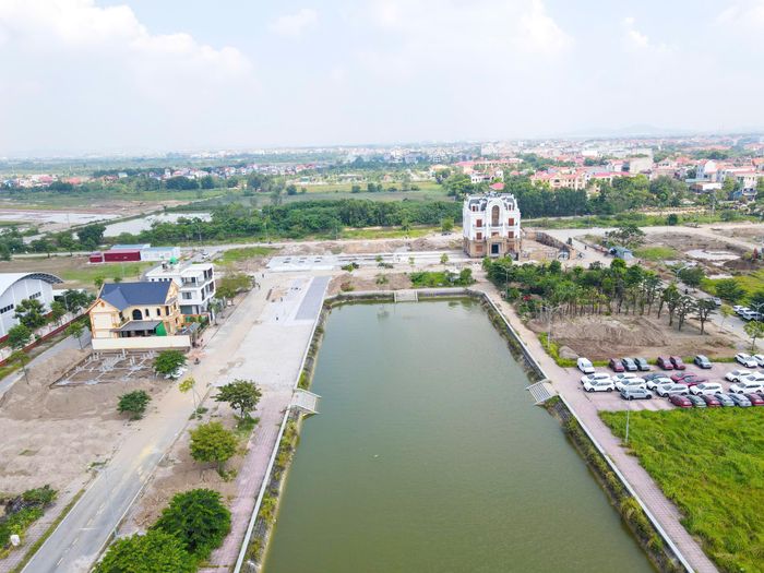 "Trước khi di dời tôi đã chụp ảnh lại hiện trạng khu vực đất công, đường giao thông. Sau khi hoàn thành di chuyển tòa nhà gia đình cam kết sẽ hoàn trả đúng hiện trạng ban đầu của khu đất, đường giao thông", ông Nguyễn Công Sơn nói.