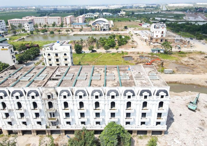 "Thời gian cấp phép di chuyển căn biệt thự là 45 ngày kể từ ngày cấp. Chúng tôi yêu cầu chủ sở hữu cam kết bảo đảm an toàn về người và tài sản trong suốt quá trình di dời. Trường hợp việc di chuyển gây ảnh hưởng hoặc làm hư hỏng hạ tầng, công trình lân cận, chủ sở hữu phải có trách nhiệm khắc phục, bồi thường theo quy định", đại diện phòng Kinh tế hạ tầng và Đô thị phường Thuận Thành nói.