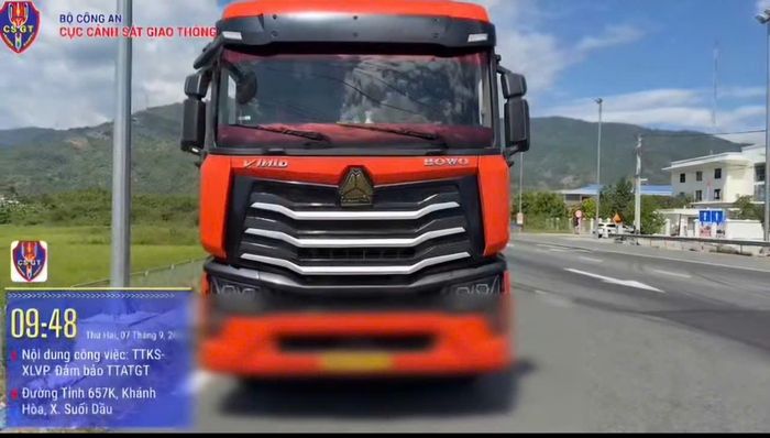 Xe tải bị Đội CSGT đường bộ số 6 dừng kiểm tra và xử lý vi phạm (Ảnh: CSGT).