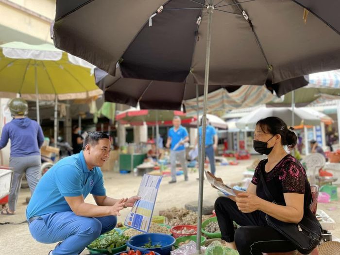 Tuyên truyền chính sách BHXH cho tiểu thương tại Hà Tĩnh. Ảnh: BHXHVN