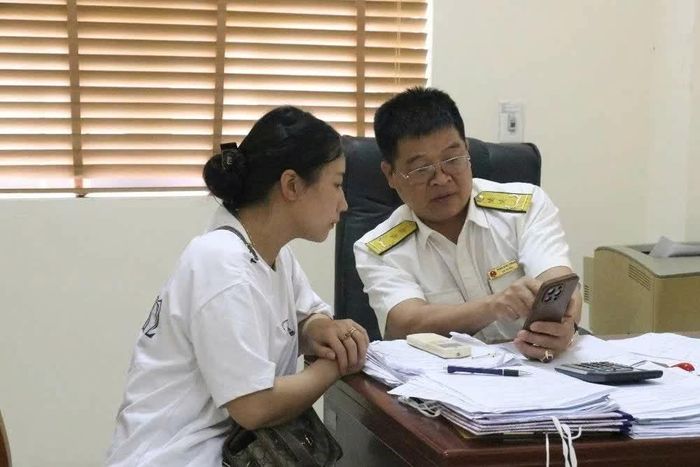 Công chức Thuế tỉnh Phú Thọ hỗ trợ người nộp thuế rà soát, làm sạch mã số thuế. Ảnh: Văn Học