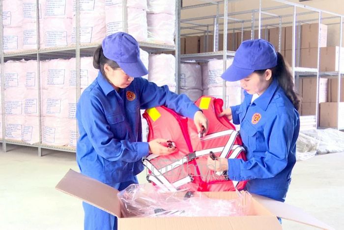 Phao áo cứu sinh nằm trong danh mục hàng dự trữ quốc gia do Bộ Tài chính trực tiếp quản lý. Ảnh: Đức Minh