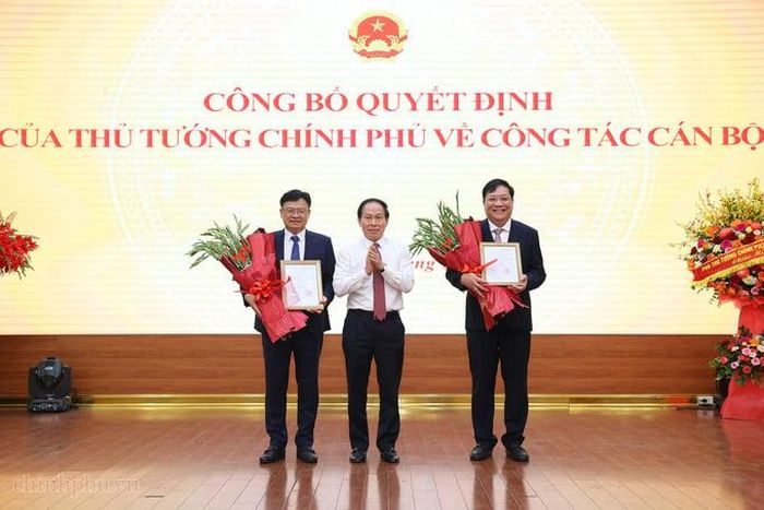 Phó thủ tướng Lê Tiến Châu trao Quyết định bổ nhiệm Phó tổng Thanh tra Chính phủ đối với ông Phạm Thành Ngại và ông Nguyễn Thanh Tuấn.