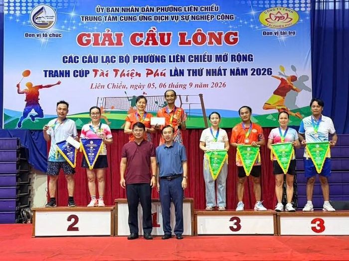 Ban Tổ chức trao giải cho các đội đạt thành tích