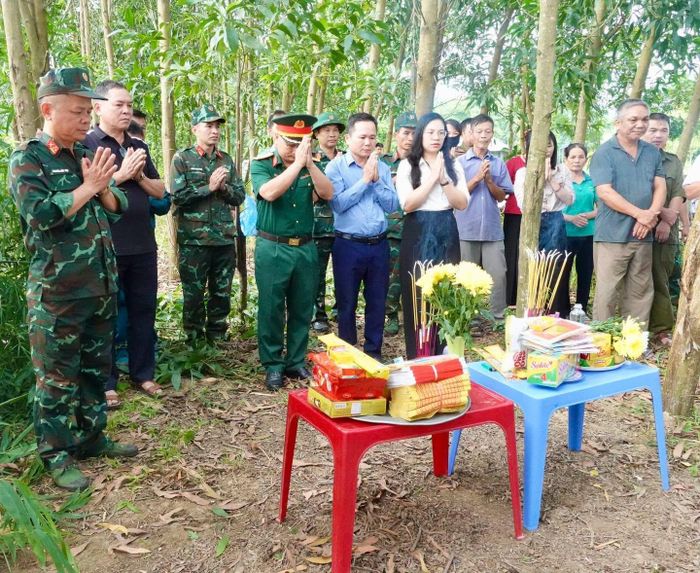 Lực lượng chức năng cất bốc, quy tập hài cốt liệt sĩ tại phường Bình Thuận