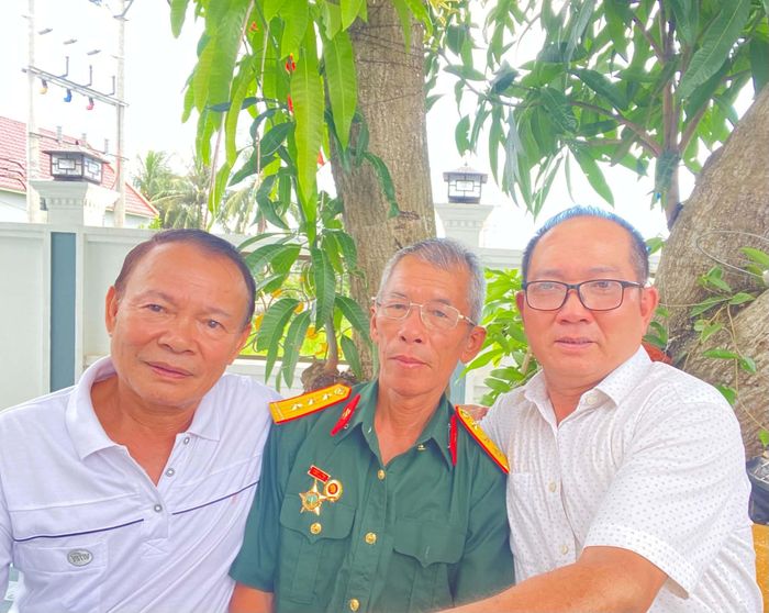 CCB Lê Trọng Dũng, c6d45e113 ( bìa trái ) CCB Nguyễn Trung Thu ( giữa ) Thành Đô ( Bìa phải ) . Chụp tại sân nhà riêng Nguyễn Trung Thu . Ảnh : Thành Đô