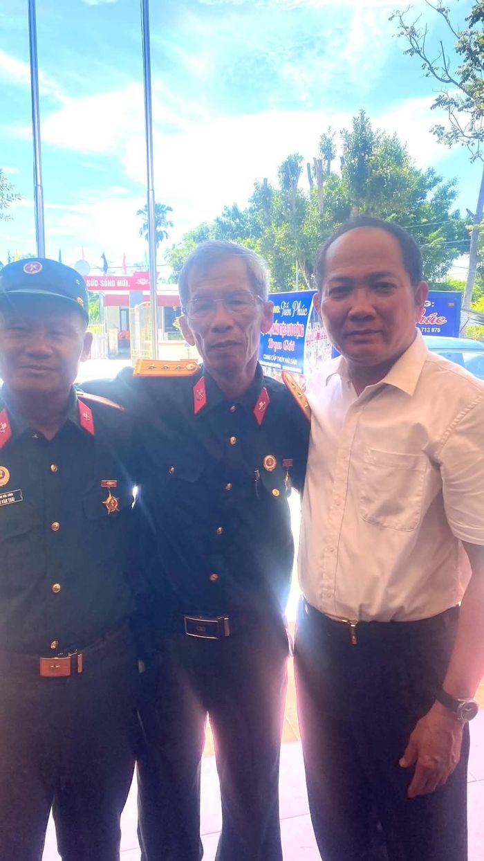 CCB Nguyễn Văn Thái ( bìa trái ) CCB Nguyễn Trung Thu ( giữa ) Thành Đô( bìa phải) -Ảnh Thành Đô