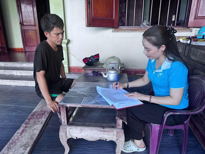 Bà Nguyễn Thị Lợi – Chủ tịch hội Liên hiệp Phụ nữ xã Đô Lương kiểm tra tình hình sử dụng vốn trực tiếp tại khách hàng.