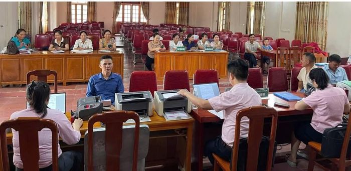 Phiên giao dịch cố định tại xã của PGD Ngân hàng Chính sách xã hội Đô Lương, tạo điều kiện thuận lợi cho người dân được tiếp cận nguồn vốn tín dụng chính sách của Nhà nước.