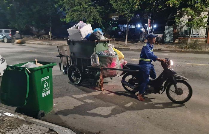 Rác thải sinh hoạt nếu không được thu gom, xử lý đúng quy định sẽ làm gia tăng chi phí môi trường và ảnh hưởng chất lượng sống.