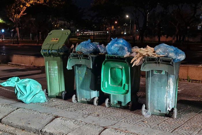 Rác thải chưa được xử lý kịp thời có thể phát sinh mùi hôi, nước rỉ rác và ảnh hưởng đời sống người dân.