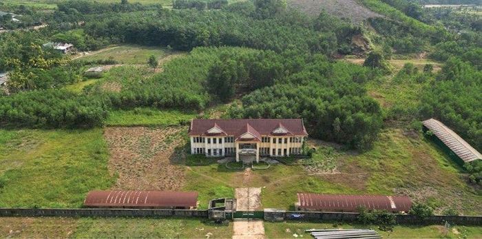 Sau khi lấy 40ha đất và xây trụ sở, Nhà máy xi măng Nam Đông đã gây lãng phí về đất đai hơn 15 năm nay.