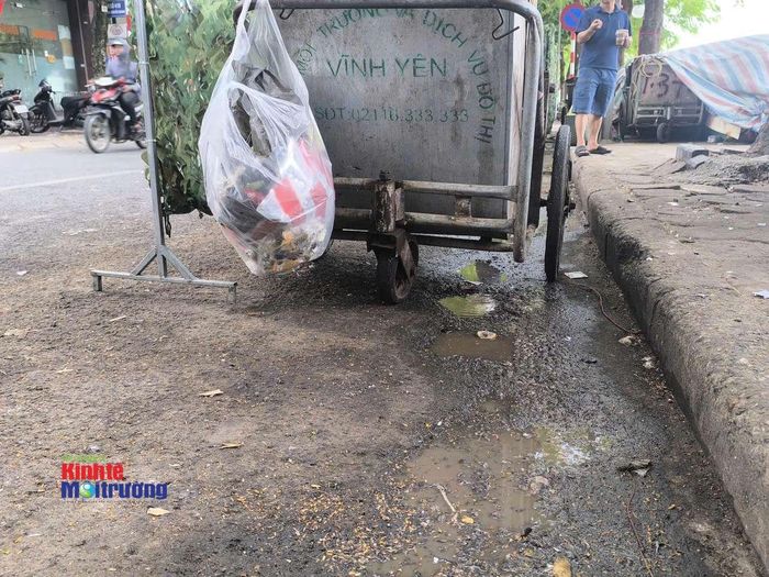 Theo ghi nhận, khi đứng gần khu vực tập kết và trung chuyển rác mùi rất nồng nặc. Trong ảnh là nước rỉ rác từ xe thu gom rác chảy ra bên đường (Ảnh chụp sáng 7/9/2026).