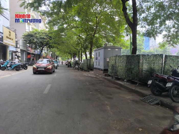 Một đoạn đường Nguyễn Khang phía bờ sông Tô Lịch thành điểm tập kết trung chuyển rác của phường Cầu Giấy.