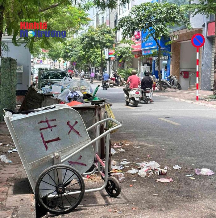 Một đoạn đường tập kết xe đẩy rác (Ảnh: Người dân cung cấp).