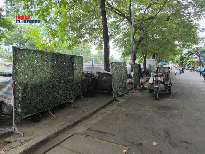 Đoạn đầu đường Nguyễn Khang - Cầu Giấy kéo dài đến ngõ 281 có 2 điểm tập kết trung chuyển rác.