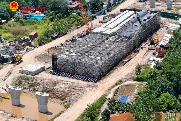 Hiện tại, công trường đang bước sang giai đoạn lắp dựng mới. Để phục vụ quá trình này, những đốt dầm đầu tiên đã được lai dắt an toàn bằng đường thủy về tới khu vực thi công