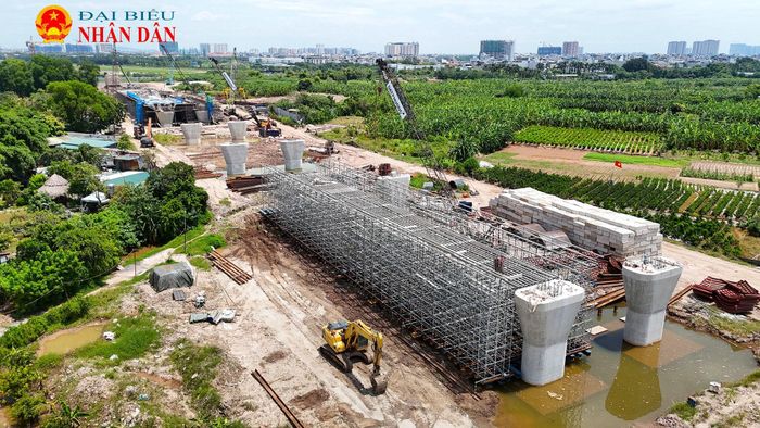 Cầu dẫn hai bên dài khoảng 1.150m, sử dụng công nghệ dầm hộp bê tông cốt thép dự ứng lực và dầm bản rỗng