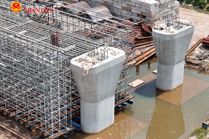 Cận cảnh các trụ cầu "mọc lên" bên phía Long Biên, đang chuyển sang giai đoạn đúc dầm bản rỗng