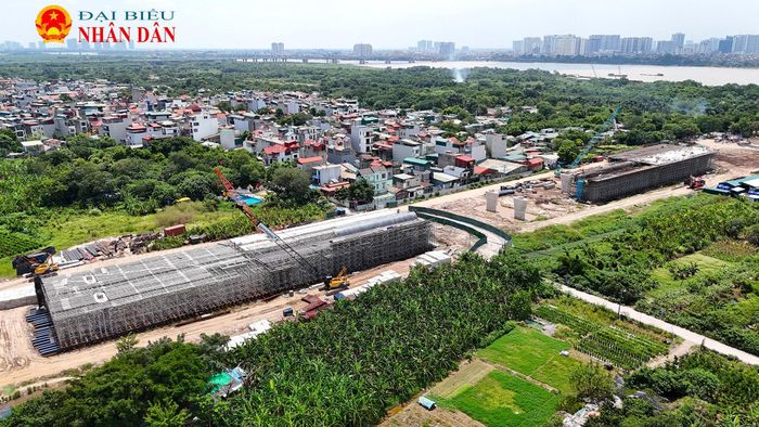 Toàn tuyến được bố trí 3 nút giao gồm: nút giao đê hữu Hồng, nút giao đê tả Hồng - Cổ Linh và nút giao đường Nguyễn Sơn, đảm bảo thiết kế đồng bộ với hệ thống đường hiện hữu cũng như phù hợp với quy hoạch chung