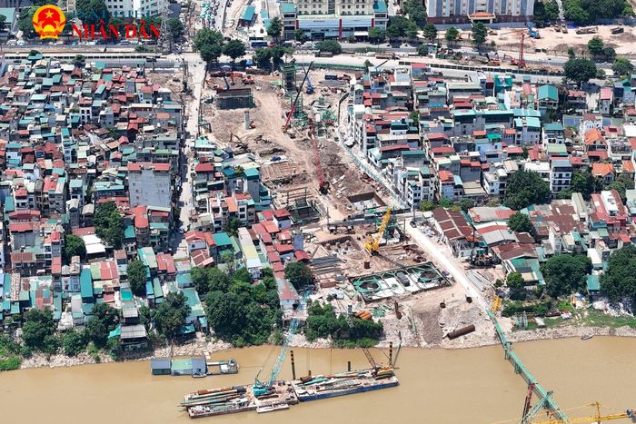 Ngay sau đó, vào đầu năm 2027, nhà thầu sẽ tiếp tục triển khai thi công hệ dầm, vòm TC4-TC5. Đây chính là nhịp cuối cùng, giúp hoàn thiện toàn bộ hệ thống các nhịp vòm của cầu Trần Hưng Đạo thành một chỉnh thể thống nhất