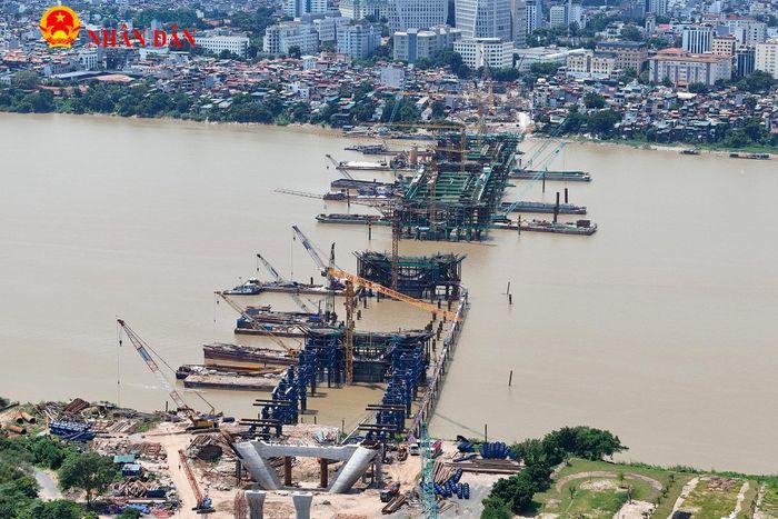 Đáng chú ý, 128 cọc khoan nhồi cùng 7 bệ trụ cầu chính đã cơ bản được hoàn thành. Riêng 5 trụ cầu chính nằm giữa dòng sông Hồng đã đạt khoảng 90% khối lượng