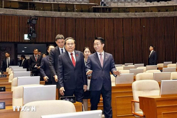 Chủ tịch Quốc hội Trần Thanh Mẫn cùng Chủ tịch Quốc hội Hàn Quốc Cho Jeong Sik tham quan phòng họp của Quốc hội Hàn Quốc. Ảnh: Doãn Tấn/TTXVN