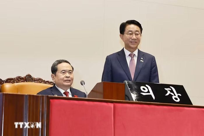 Chủ tịch Quốc hội Trần Thanh Mẫn cùng Chủ tịch Quốc hội Hàn Quốc Cho Jeong Sik tham quan phòng họp của Quốc hội Hàn Quốc. Ảnh: Doãn Tấn/TTXVN