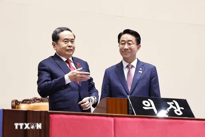 Chủ tịch Quốc hội Trần Thanh Mẫn cùng Chủ tịch Quốc hội Hàn Quốc Cho Jeong Sik tham quan phòng họp của Quốc hội Hàn Quốc. Ảnh: Doãn Tấn/TTXVN