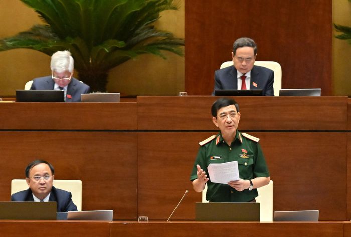Phó Thủ tướng, Bộ trưởng Bộ Quốc phòng, Đại tướng Phan Văn Giang giải trình một số nội dung được đại biểu Quốc hội quan tâm đối với dự án Luật Phòng, chống phổ biến vũ khí hủy diệt hàng loạt. Ảnh: Quang Khánh
