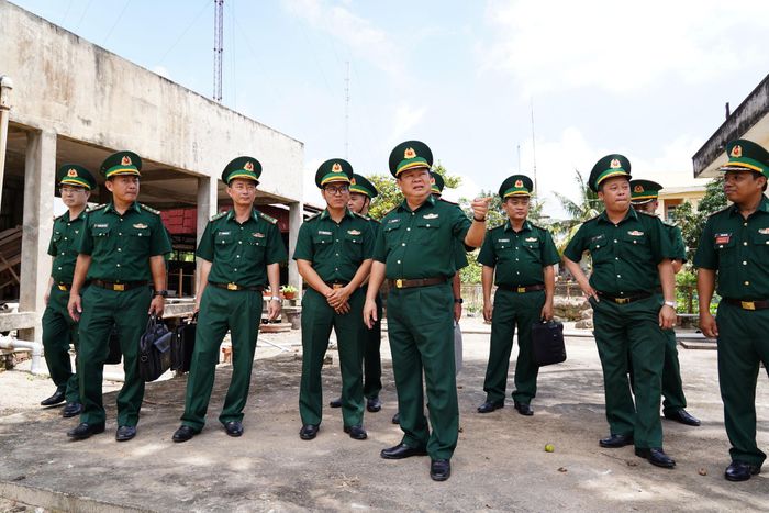 Đại tá Phạm Văn Thắng cùng đoàn công tác khảo sát thực địa và kiểm tra toàn diện công tác xây dựng chính quy, rèn luyện kỷ luật, bảo đảm an toàn tại các đồn Biên phòng Cửa khẩu trên địa bàn tỉnh An Giang. Ảnh: Tiến Vinh