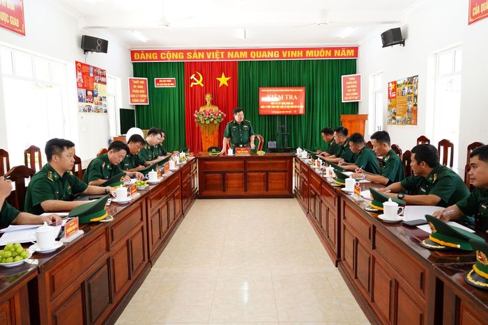 Đại tá Phạm Văn Thắng, phó Chỉ huy trưởng Bộ chỉ huy Quân sự tỉnh, Chỉ huy trưởng Bộ đội Biên phòng tỉnh An Giang phát biểu kết luận buổi kiểm tra tại đồn Biên phòng cửa khẩu Vĩnh Hội Đông. Ảnh: Tiến Vinh