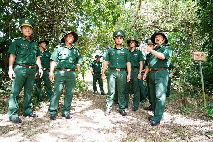 Đại tá Phạm Văn Thắng, (Bên phải) khảo sát đoạn biên giới chưa phân giới cắm mốc tiếp giáp tỉnh Kandal - Vương quốc Campuchia. Ảnh: Tiến Vinh