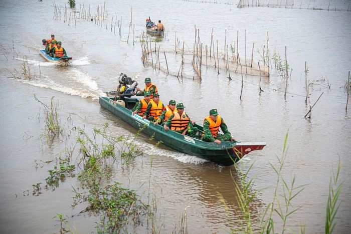 Bộ đội Biên phòng tỉnh An Giang tăng cường công tác kiểm tra, phòng, chống tội phạm mùa nước nổi. Ảnh: Tiến Vinh