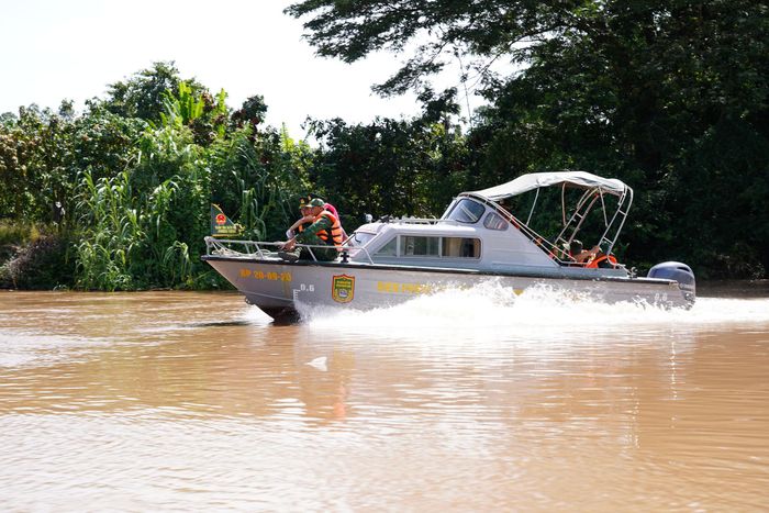 Đoàn công tác Bộ đội Biên phòng tỉnh An Giang tiến hành khảo sát đoạn biên giới trên sông Hậu, thuộc quản lý của đồn Biên phòng cửa khẩu Long Bình. Ảnh: Tiến Vinh