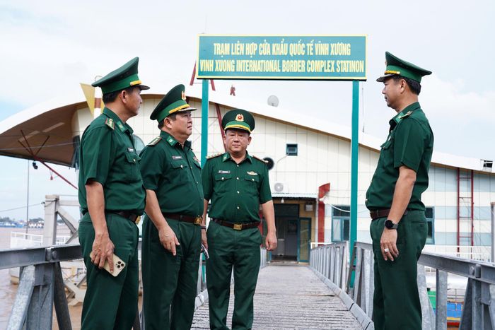 Đại tá Phạm Văn Thắng, (Thứ hai từ trái qua) kiểm tra công tác kiểm soát tại trạm liên hợp cửa khẩu Quốc tế Vĩnh Xương. Ảnh: Tiến Vinh
