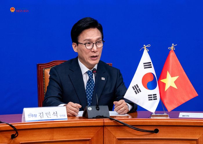 Chủ tịch Đảng Dân chủ đồng hành Kim Min Seok phát biểu