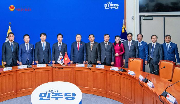 Chủ tịch Quốc hội Trần Thanh Mẫn và Chủ tịch Đảng Dân chủ đồng hành Kim Min Seok với các đại biểu