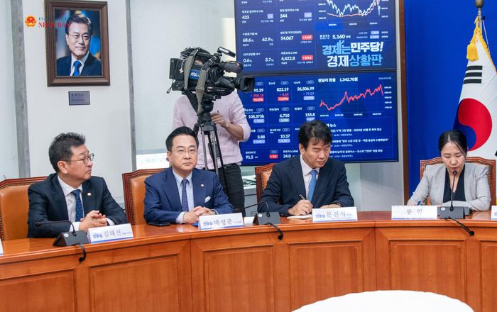 Các đại biểu dự cuộc tiếp