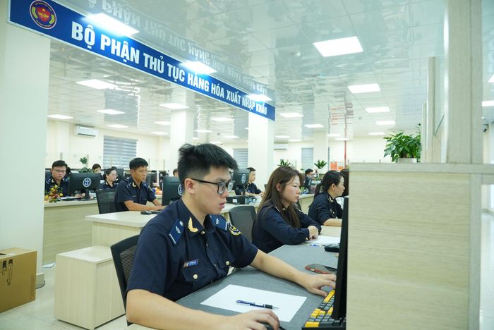 Hoạt động nghiệp vụ của công chức Chi cục Hải quan khu vực III. Ảnh: Thành Nam