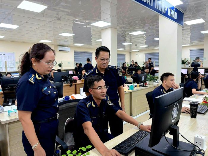 Quy trình tiếp nhận và xử lý hồ sơ tại Đội Thông quan thuộc Chi cục Hải quan khu vực III. Ảnh: Thành Nam
