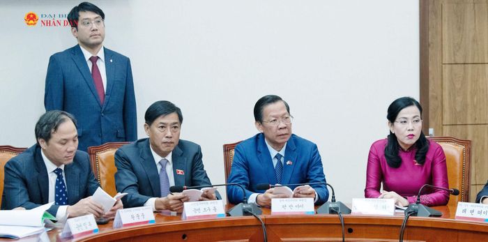 Các đại biểu Việt Nam dự cuộc tiếp