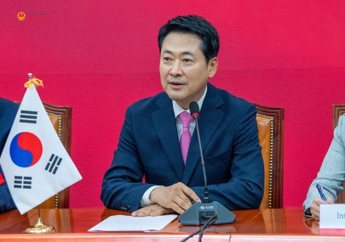 Chủ tịch Đảng Sức mạnh Quốc dân Jang Dong Hyeok phát biểu tại cuộc tiếp