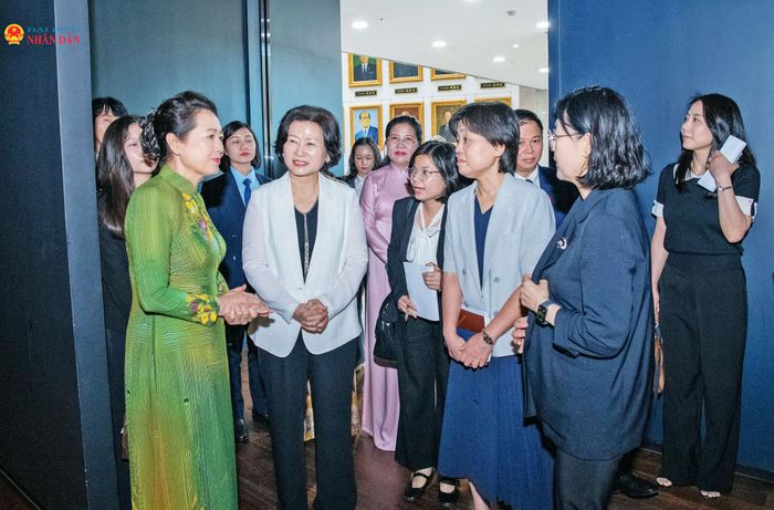 Phu nhân Nguyễn Thị Thanh Nga và Phu nhân Cho Mi-seon cùng tham quan các khu trưng bày trong Bảo tàng Quốc hội Hàn Quốc
