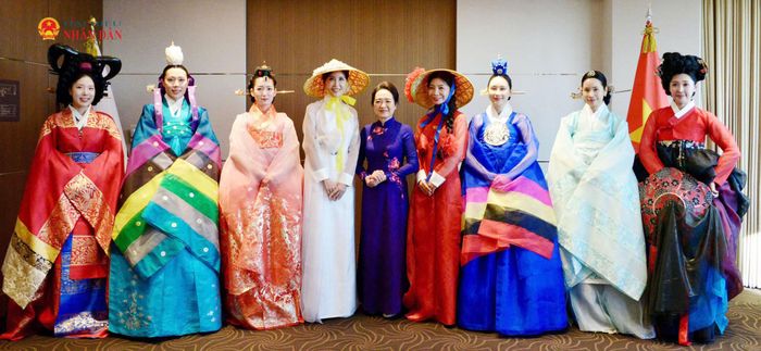 Phu nhân Nguyễn Thị Thanh Nga chụp ảnh lưu niệm với các nghệ nhân Hàn Quốc