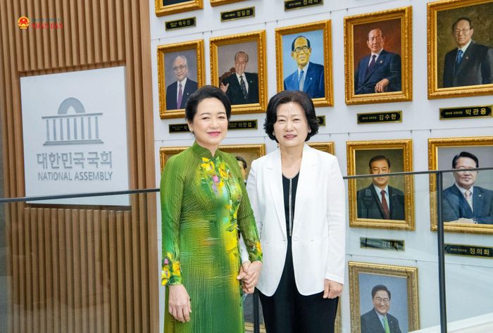 Phu nhân Nguyễn Thị Thanh Nga và Phu nhân Cho Mi-seon tại Bảo tàng Quốc hội Hàn Quốc