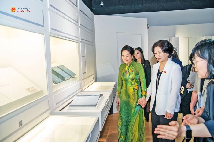 Phu nhân Nguyễn Thị Thanh Nga và Phu nhân Cho Mi-seon cùng tham quan các khu trưng bày trong Bảo tàng Quốc hội Hàn Quốc